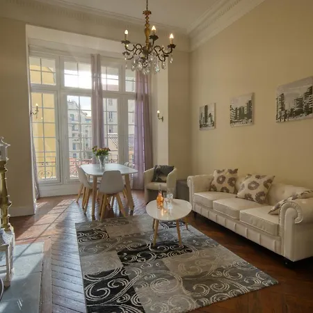 Prestige Designer Apartment, Super