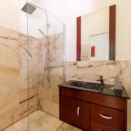 Prestige Designer Apartment, Super