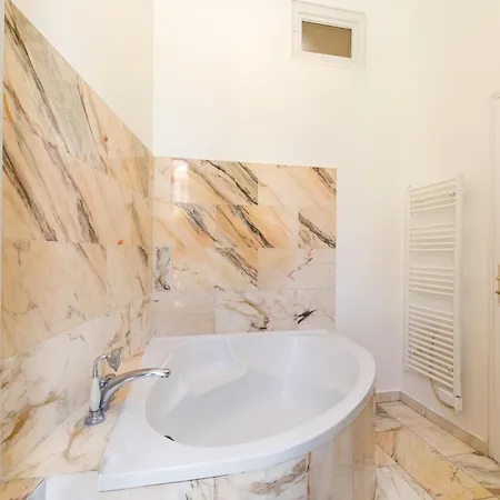 Prestige Designer Apartment, Super