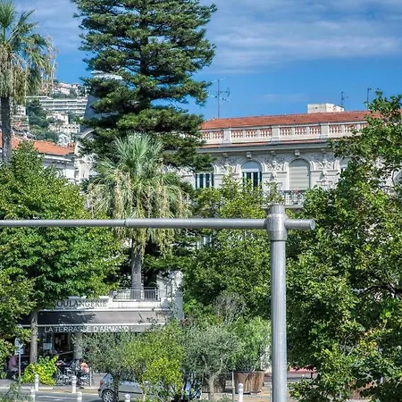 Prestige Designer Apartment, Super