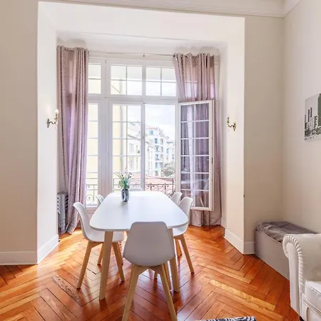 Prestige Designer Apartment, Super