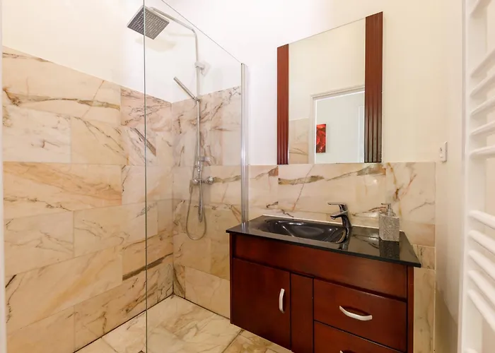 Prestige Designer Apartment, Super