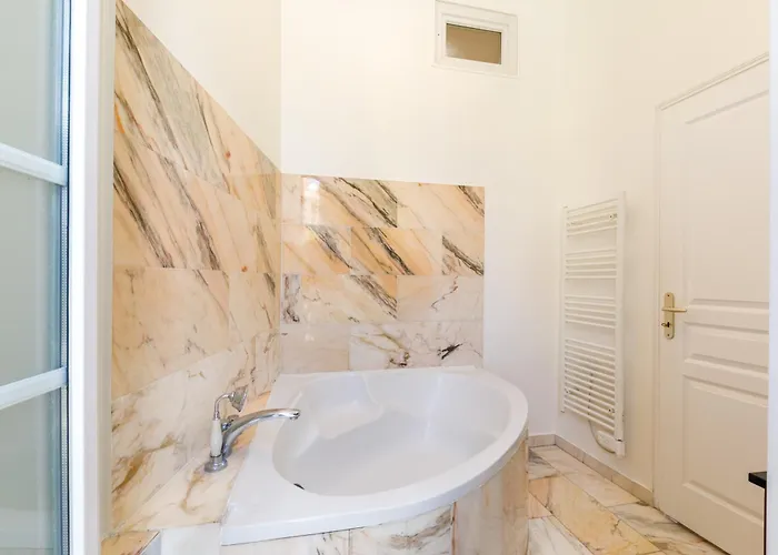 Prestige Designer Apartment, Super
