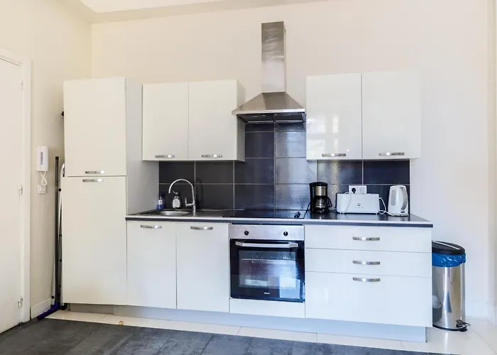 Prestige Designer Apartment, Super