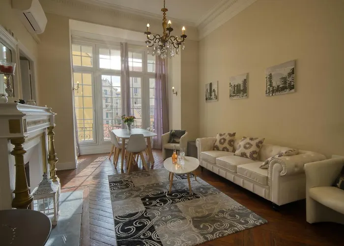Prestige Designer Apartment, Super
