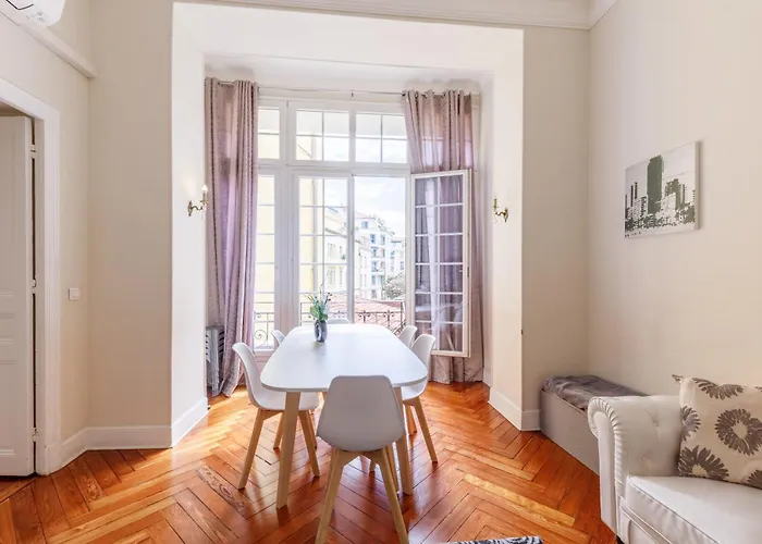 Prestige Designer Apartment, Super