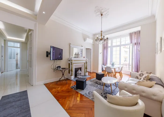 Prestige Designer Apartment, Super نيس